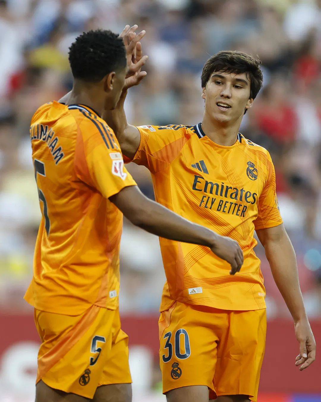 包含阿根廷碾压莱比锡红牛，姆巴佩制霸全场的词条