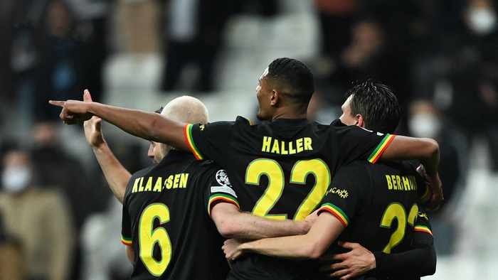 瓦伦西亚逆转胜利，提前锁定三分