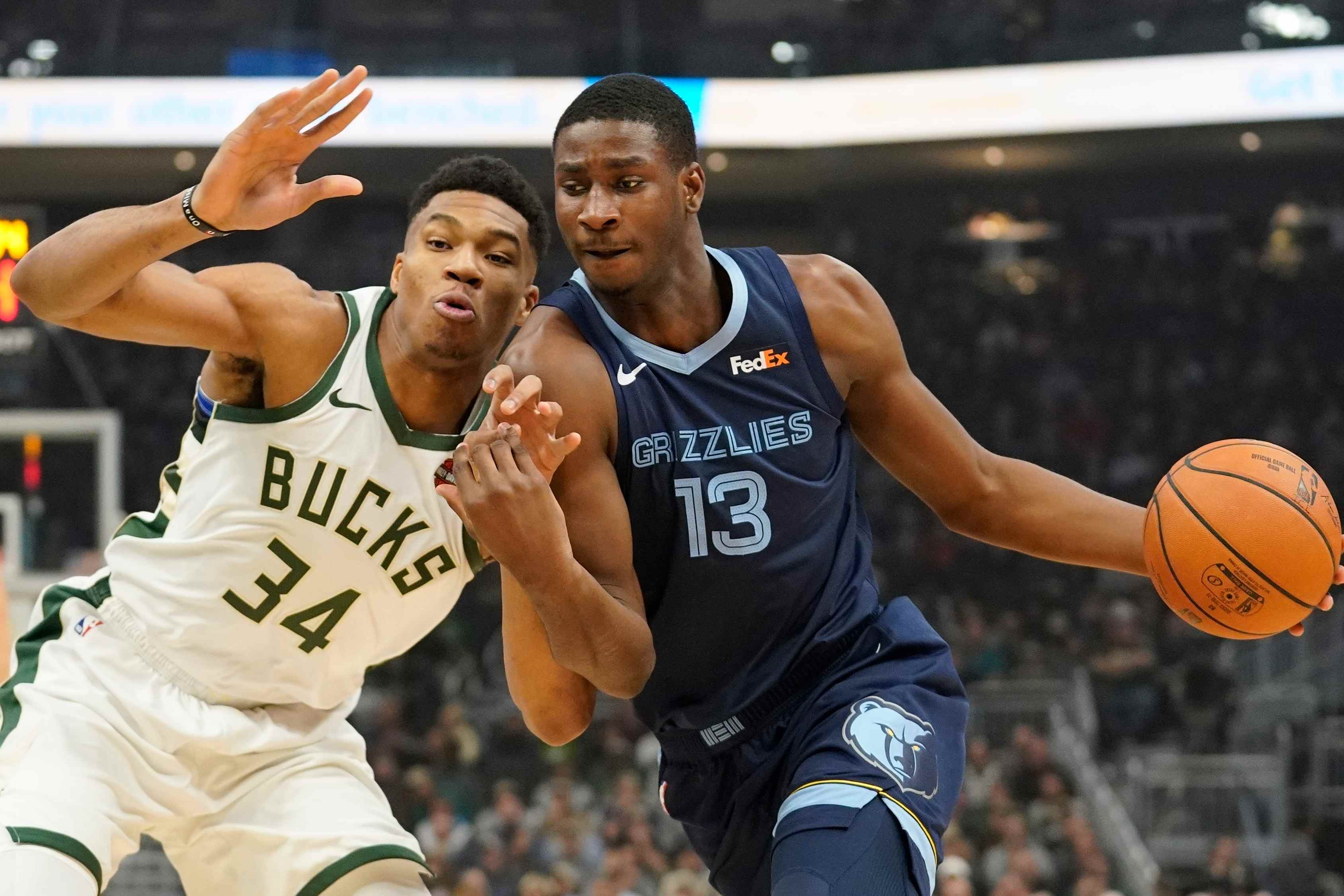 雄鹿主场告捷，雄鹿击败尼克斯