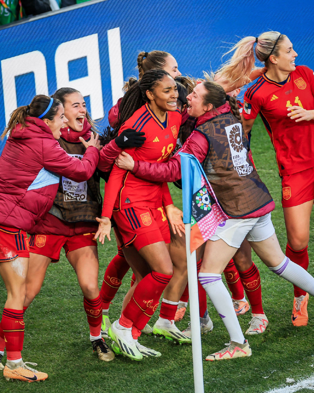 顶尖足球运动员在比赛中大放异彩