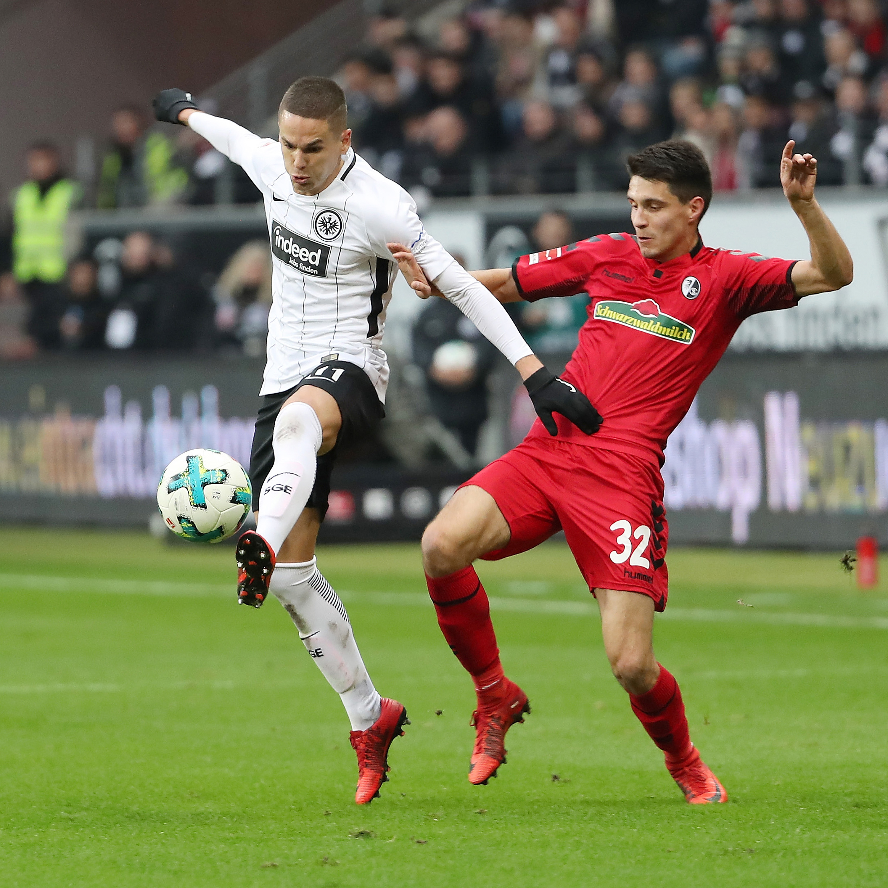 弗赖堡在德国足球比赛中赢得比赛