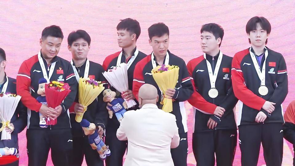 队员们在比赛中展现出色表现，获得冠军奖杯