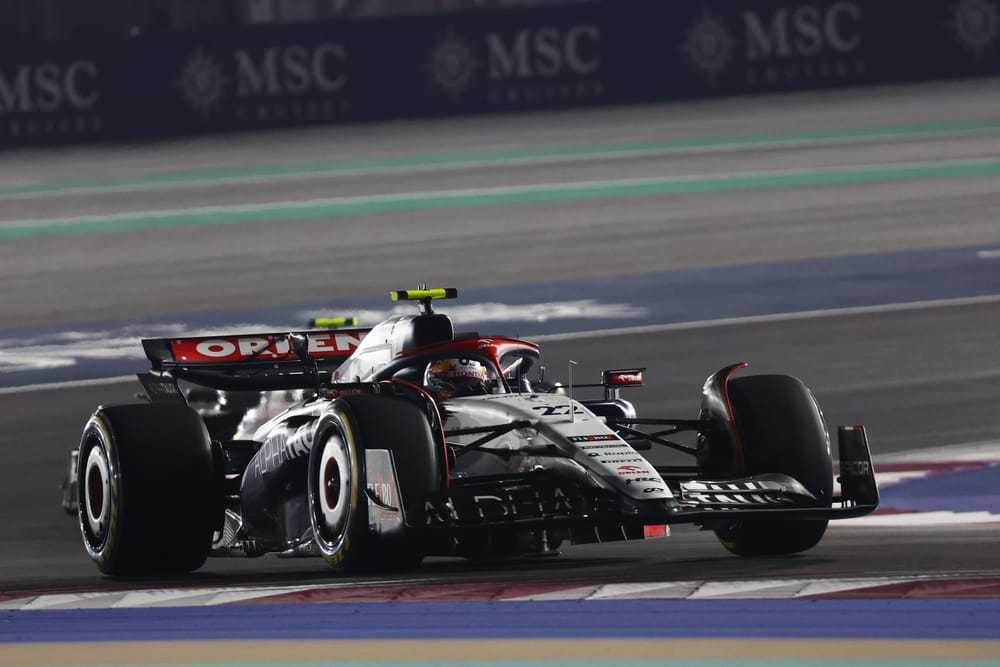 哈斯车队轻取梅赛德斯，汉密尔顿统治全场的简单介绍