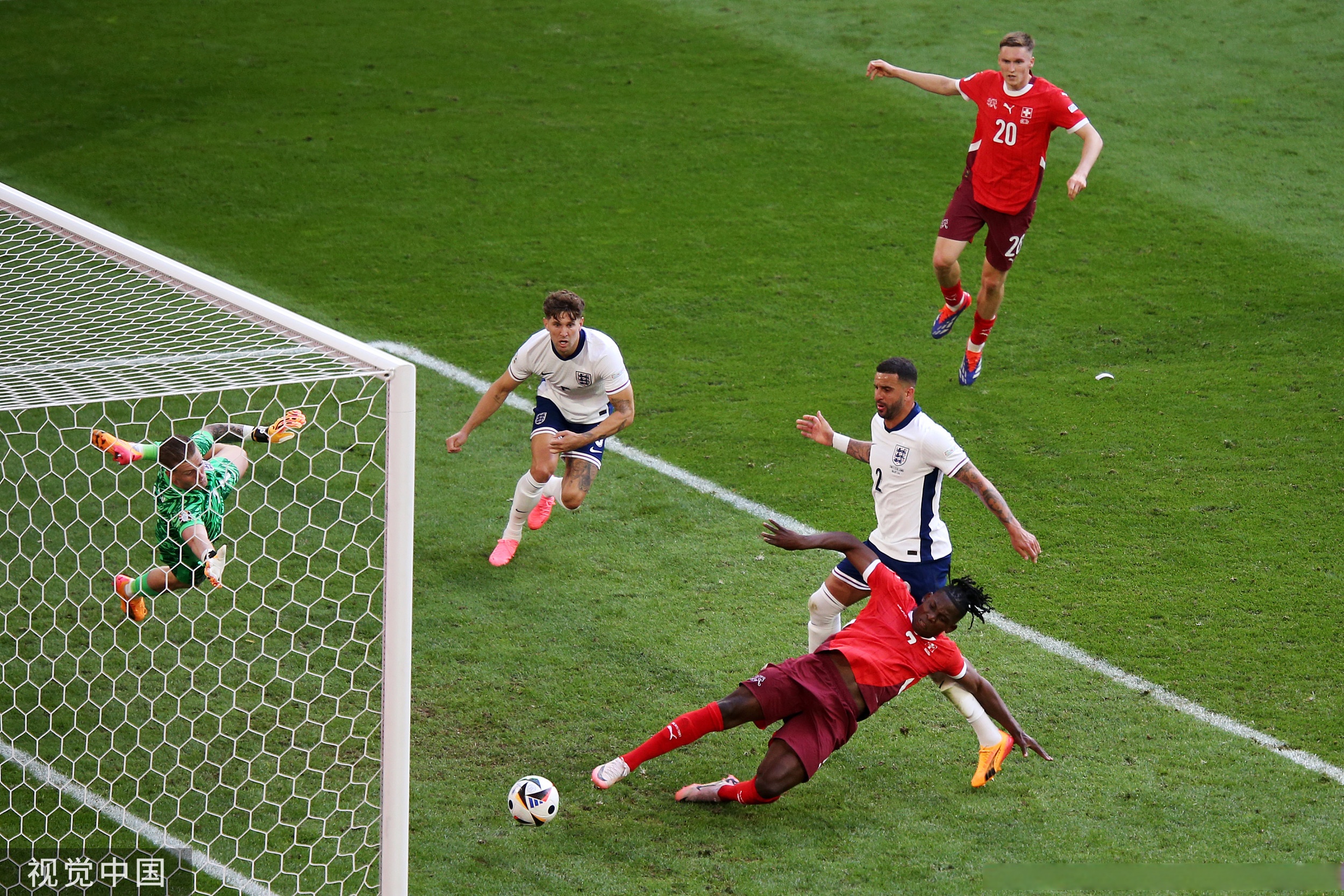 摩洛哥完胜英格兰，楚阿梅尼点燃赛场