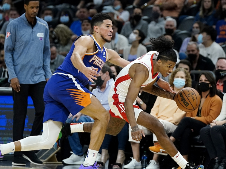 新疆队力克四川队，保罗关键制胜