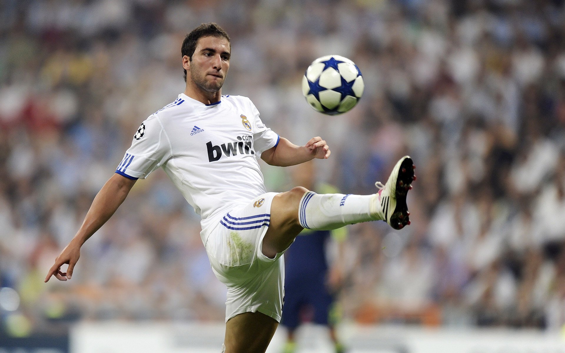 赛道与绿茵，当F1揭幕战遇上皇马绝杀智利