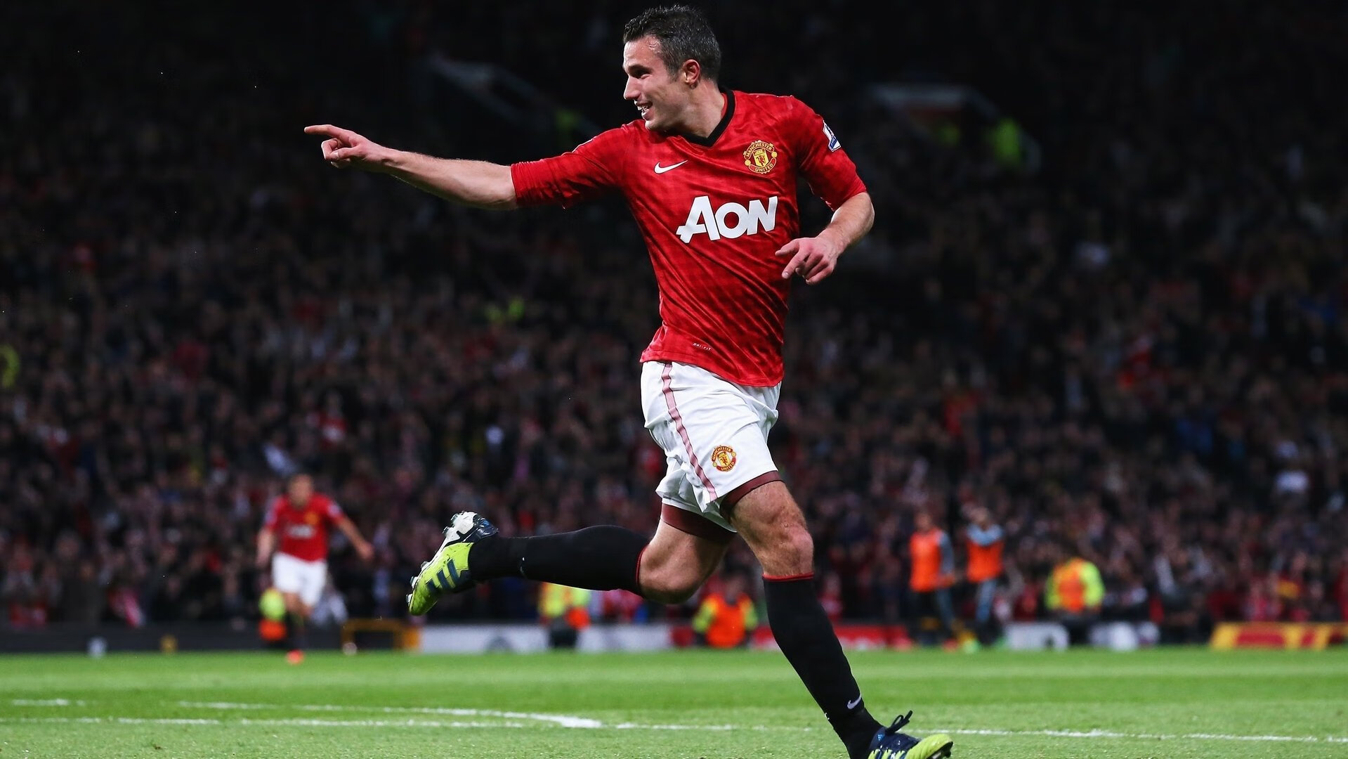 赛道与绿茵的传奇交错，当萨拉赫在F1揭幕战超车，雷恩已斩落红黑军团