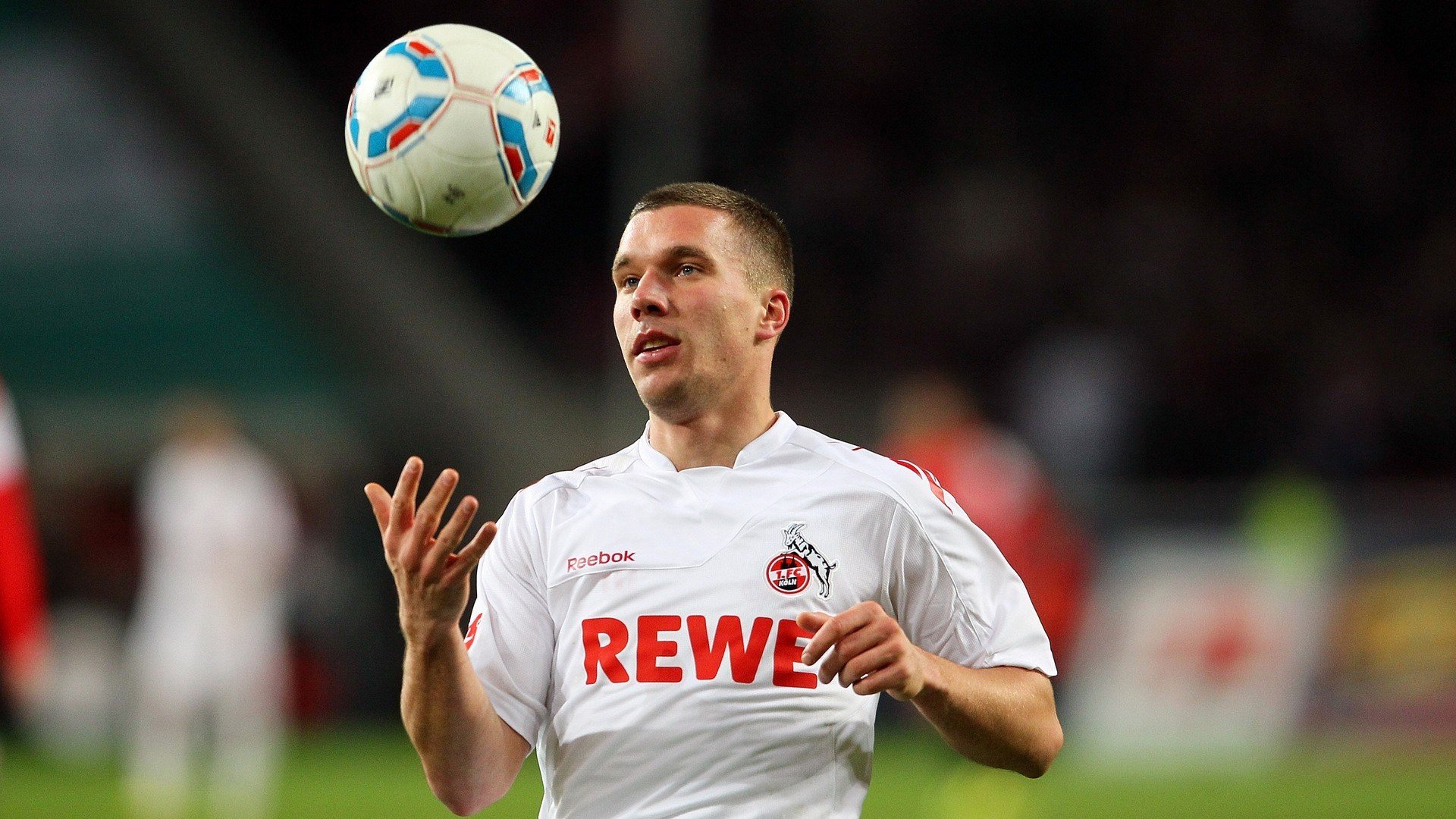 足球新纪元，西班牙战术革命横扫拜仁，弗拉霍维奇完美表现定义现代中锋