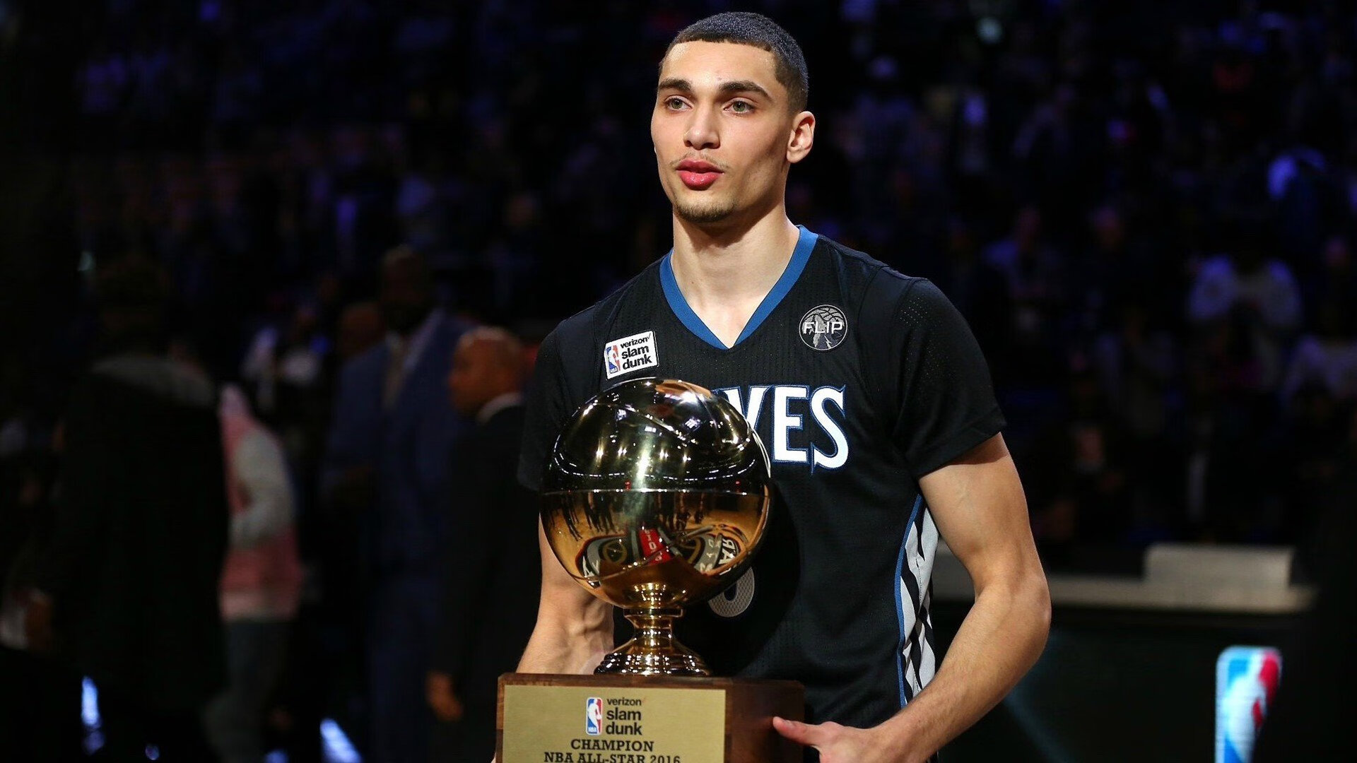 猛龙翻盘马刺，周琦扛起全队，一场跨越国界的篮球传奇